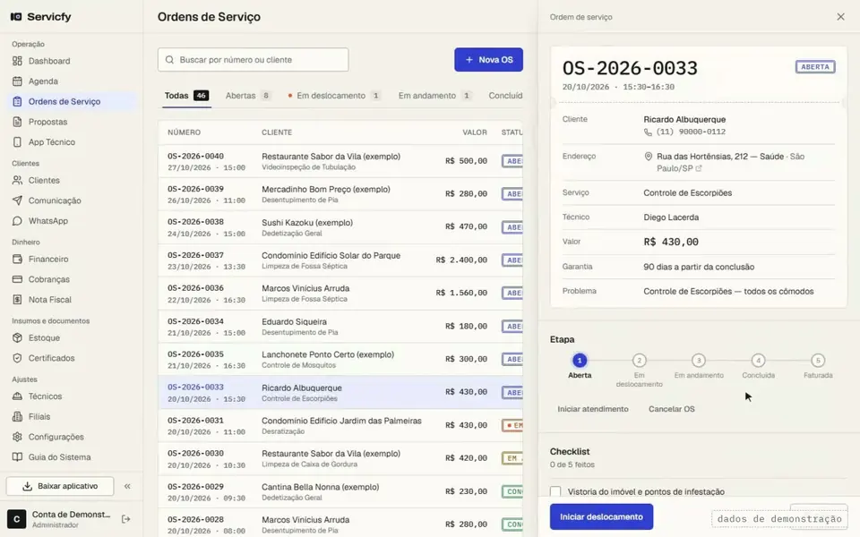 Ordens de serviço do Servicfy com a OS-2026-0033 aberta na gaveta lateral, na trilha de etapas